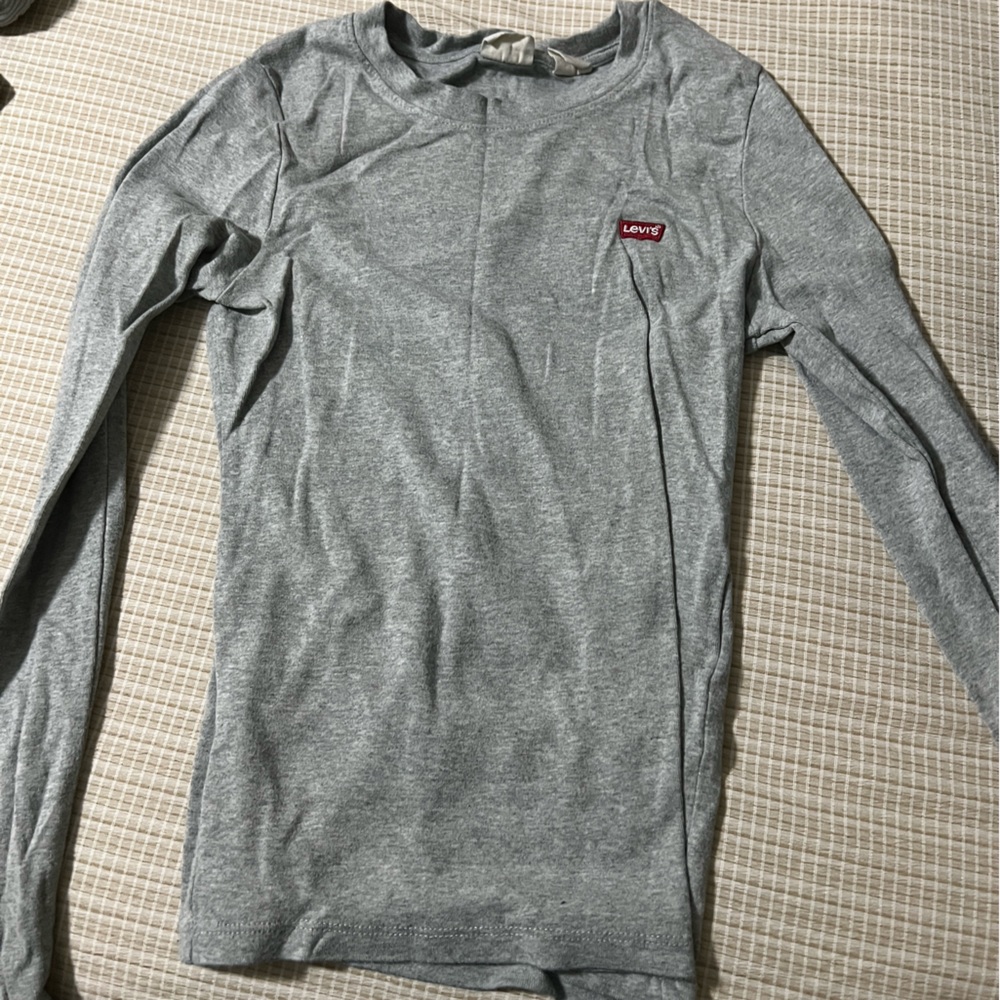 levi's long sleeve , kids size not sure if girls or boys but suits both!